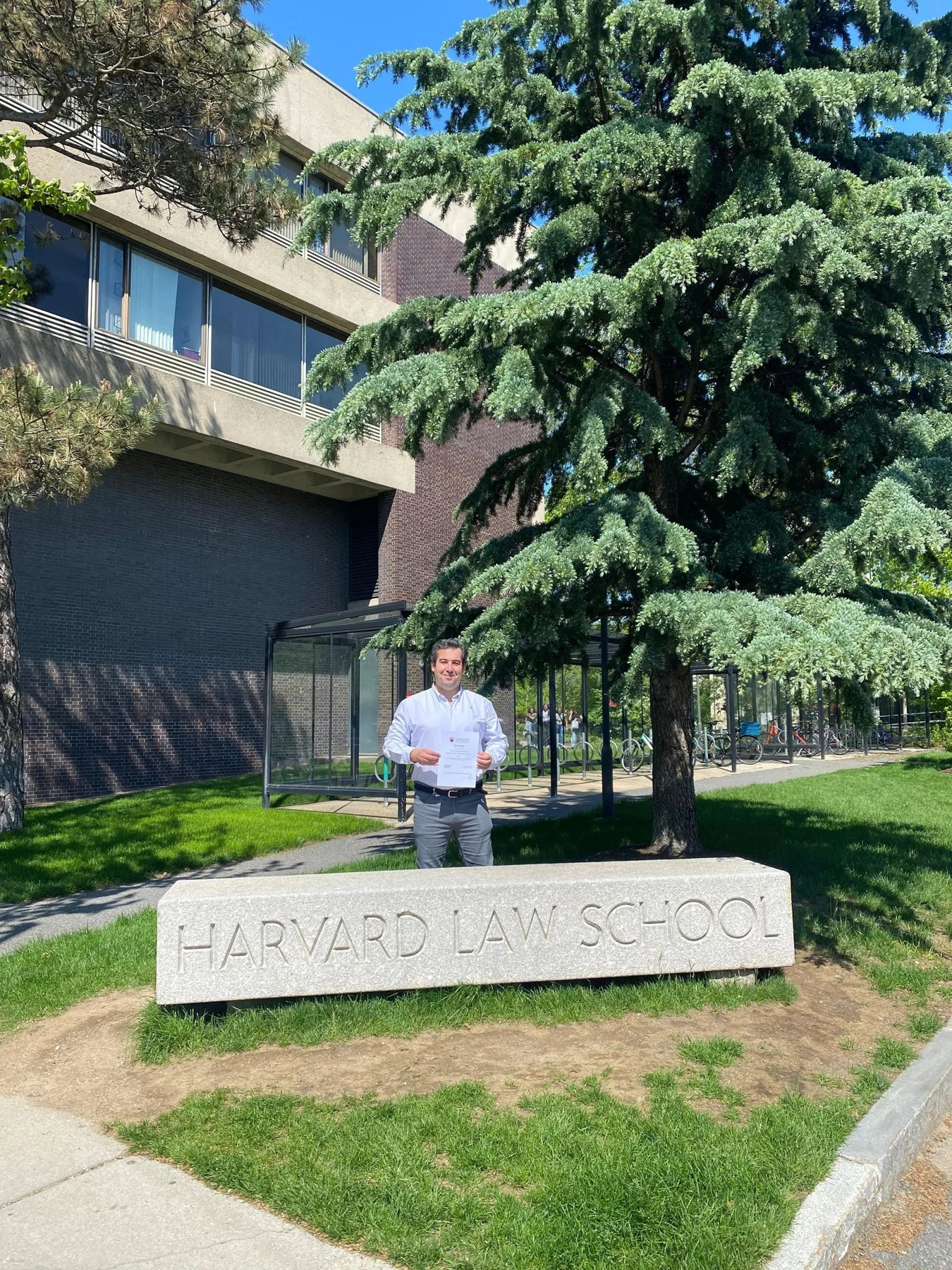 Carlos Cuadrado ante Harvard Law School, en Cambridge, Massachusetts.