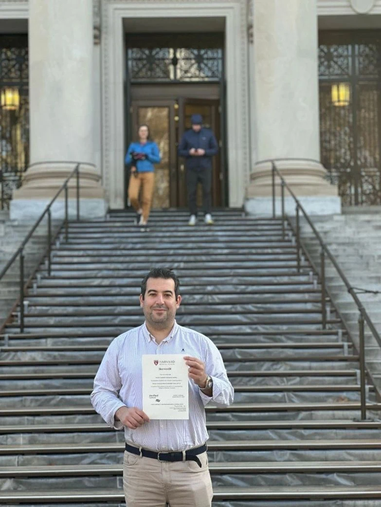Carlos Cuadrado en Harvard, con documentación de su formación complementaria.