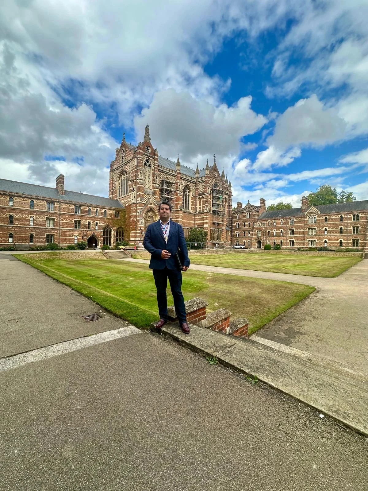 Carlos Cuadrado en Keble College, Oxford, con la medalla del reconocimiento de 2025.