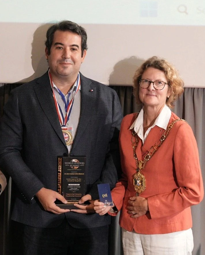 Carlos Cuadrado y Louise Upton en la entrega del reconocimiento Experto Forense del Año 2025, Keble College, Oxford.