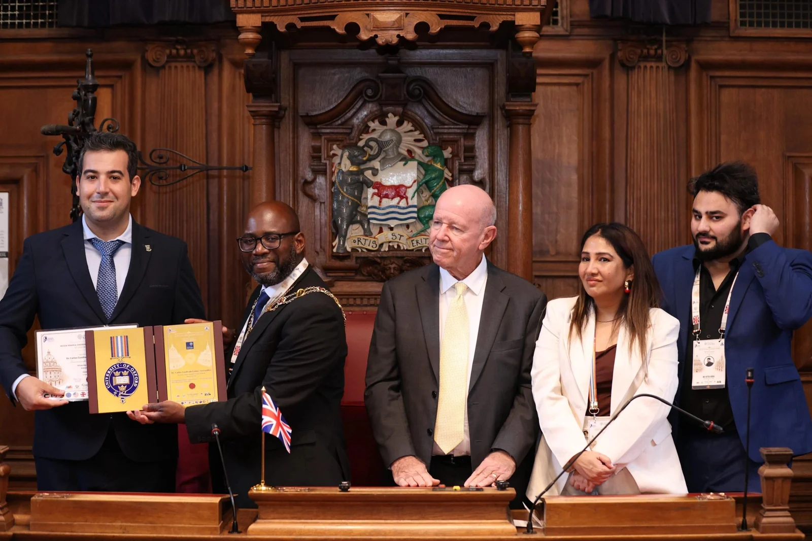 Carlos Cuadrado recibe el Premio Nelson Mandela 2026 de manos de Chewe Munkonge en Oxford Town Hall.